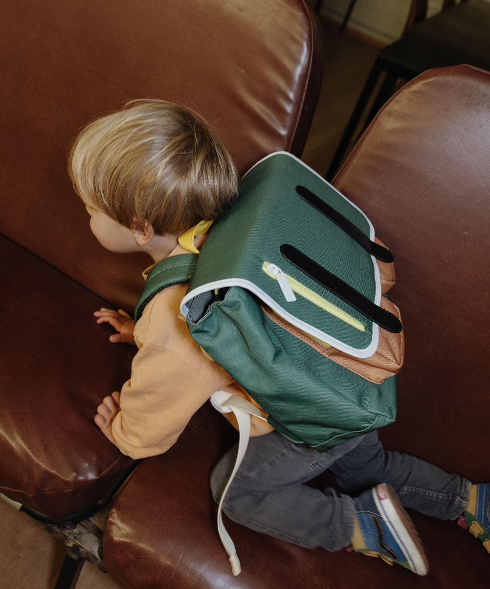 Cartella scolastica da bambino verde, zip gialla, spallacci neri Hello Hossy