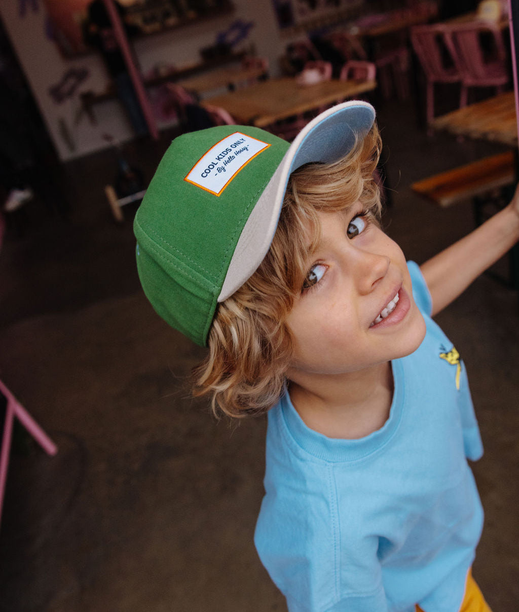 Cappellino bambino verde visiera curva patch ricamata Cool Kids Only Hello Hossy