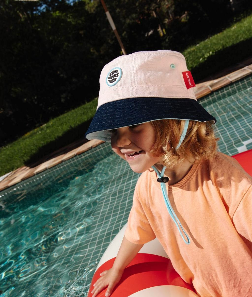 Bucket hat bambino rosa con bordo blu, laccetti regolabili, patch Cool Kids Hello Hossy