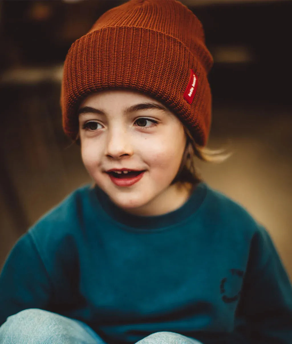 Berretto in maglia Flow Nut indossato da un bambino – vista frontale – foto lifestyle – Hello Hossy
