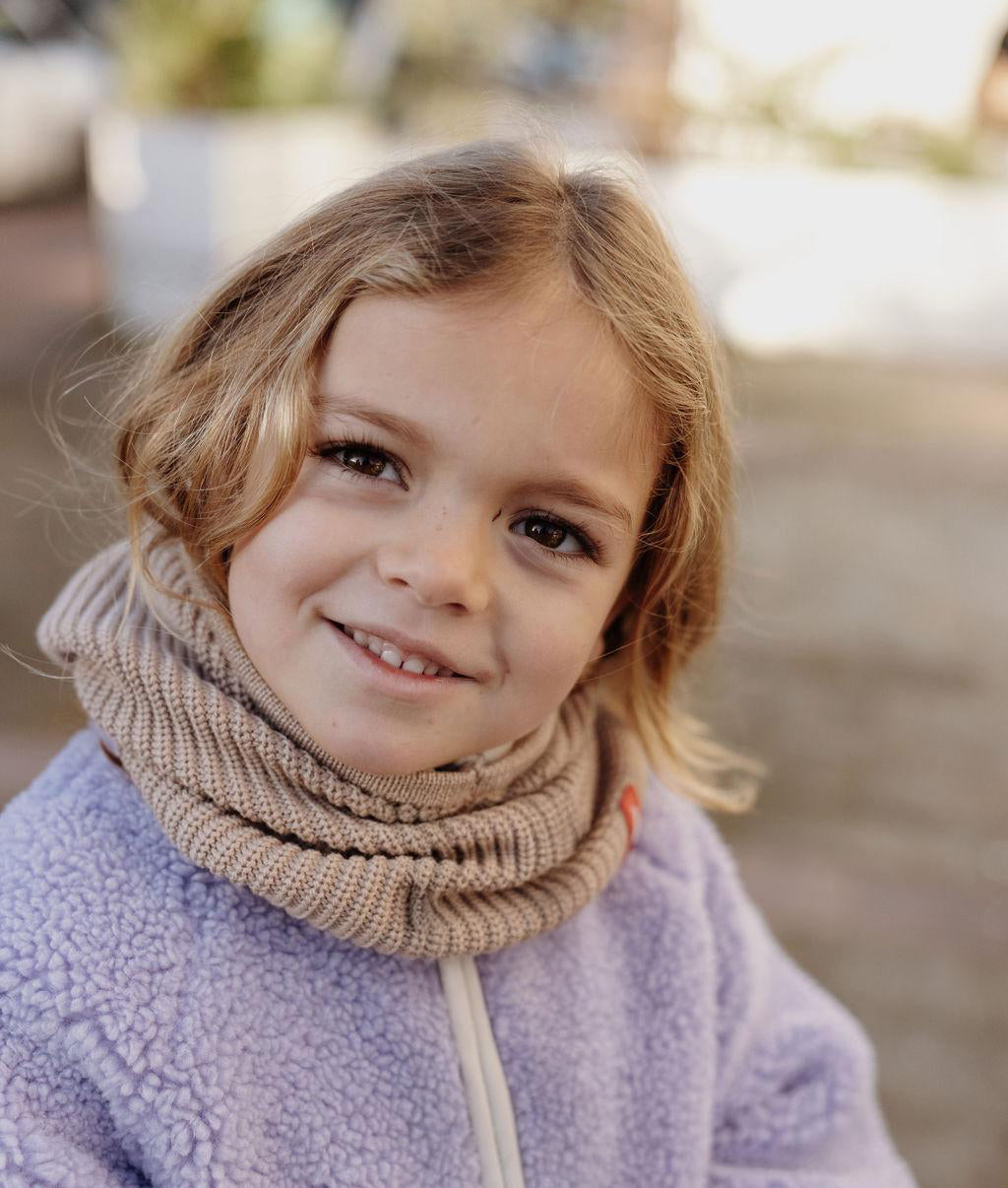 Bambina con passamontagna Hoody Latte indossato come scaldacollo - vista frontale - Hello Hossy