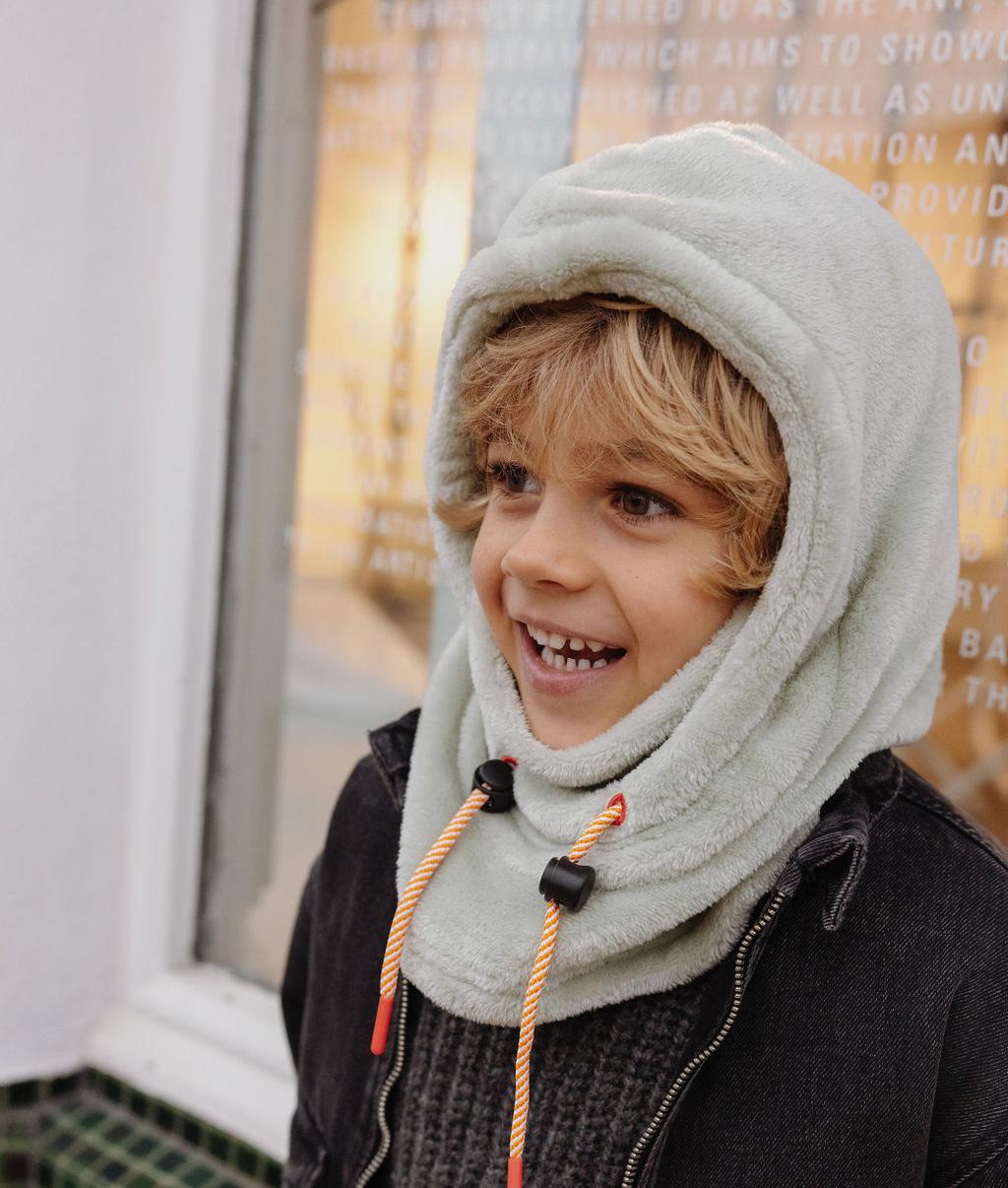 Bambino con passamontagna Warmy Green - vista di 3/4 - look invernale caldo - Hello Hossy