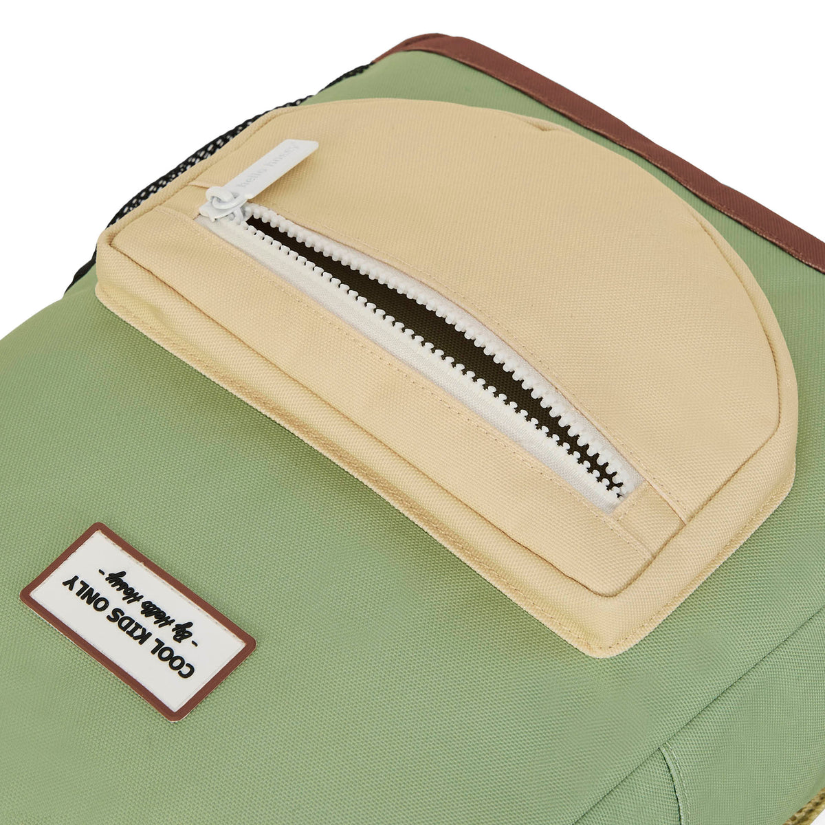 Zaino bambino verde tasca beige chiusura bianca patch testo Hello Hossy