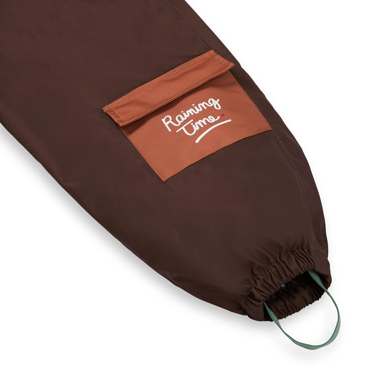 Pantaloni antipioggia con spalline Peanut per bambini – dettaglio tasca ed elastico sul fondo gamba