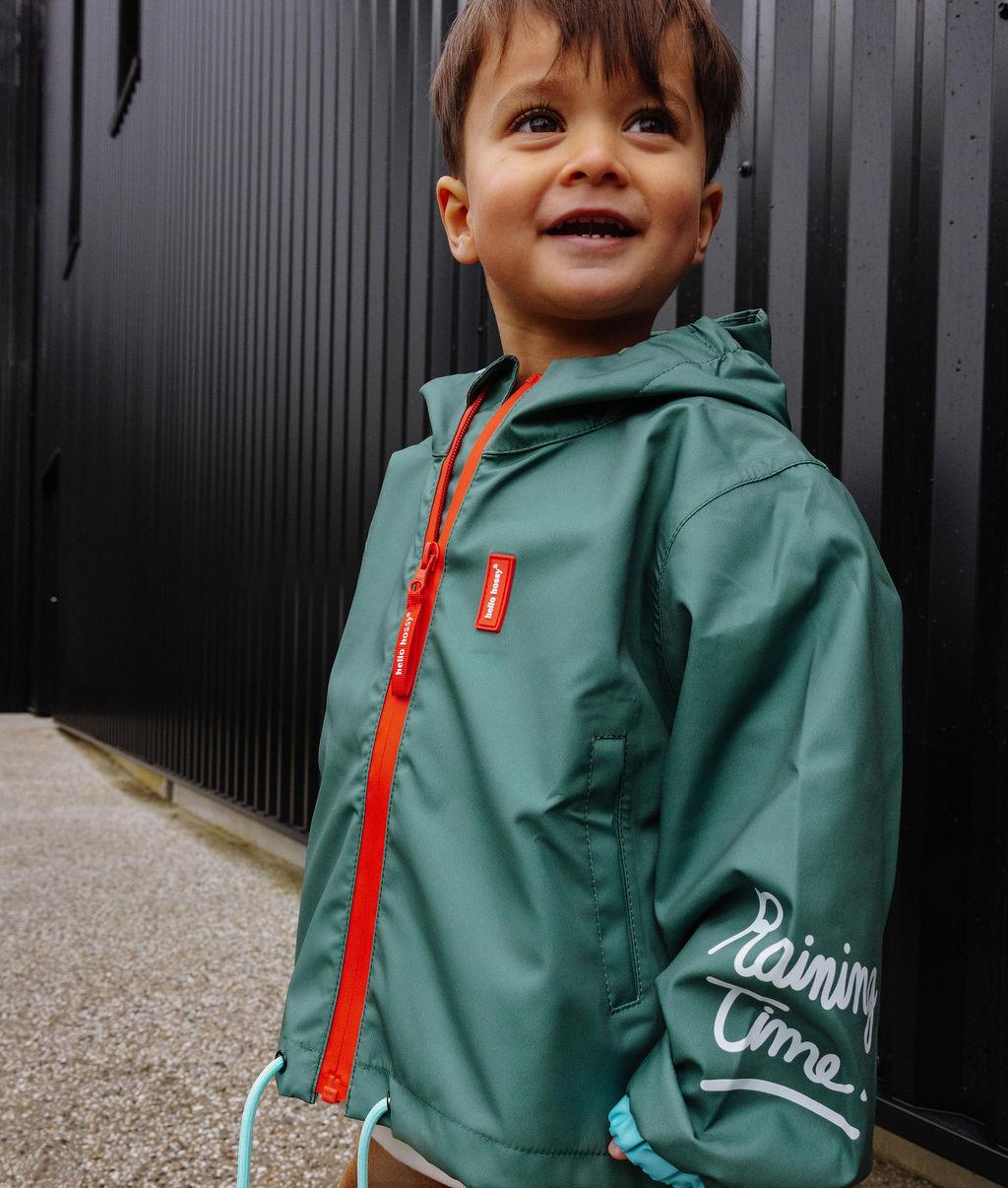 Bambino che indossa la giacca antipioggia impermeabile Captain - vista a 3/4 - foto lifestyle - Hello Hossy