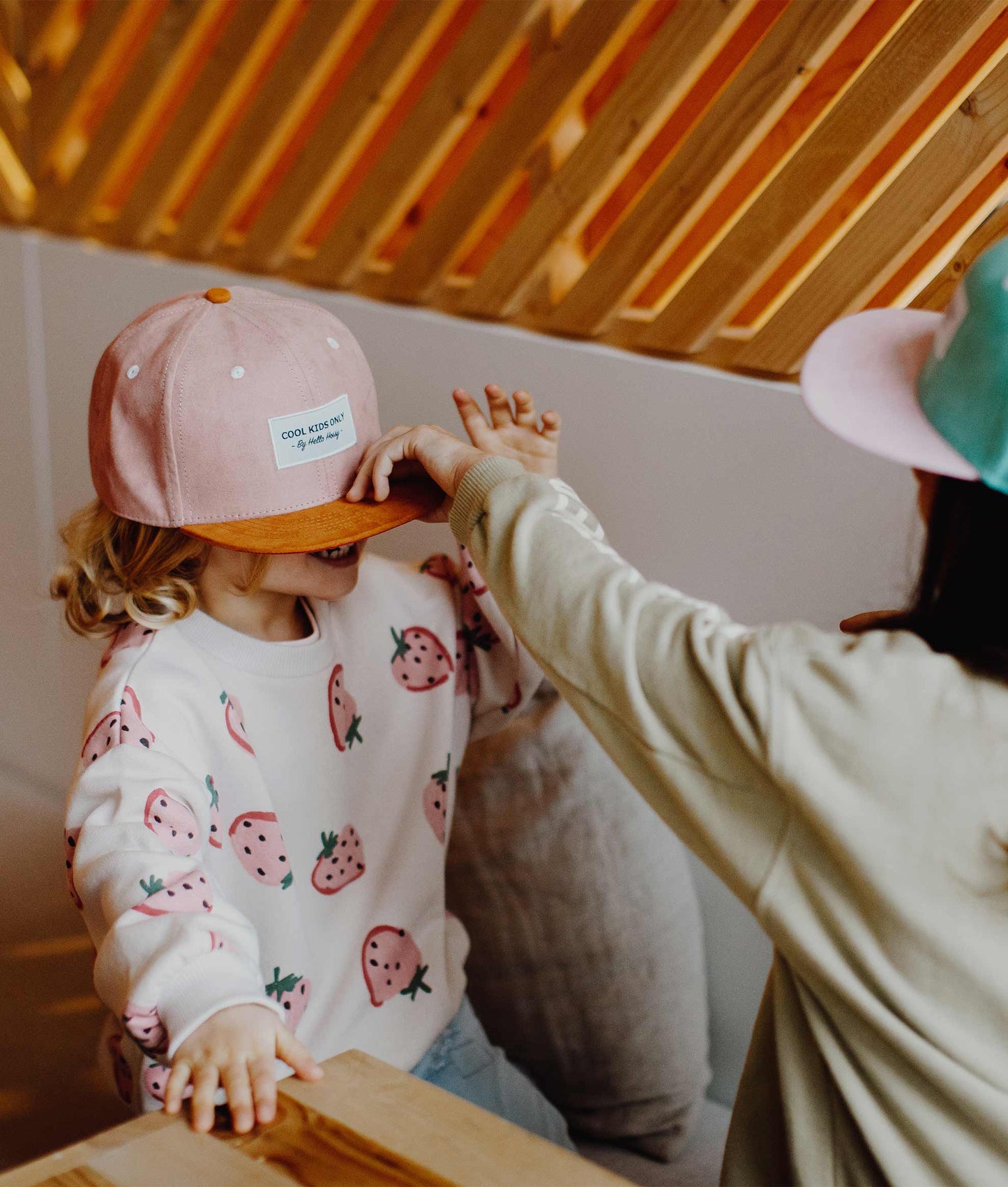 Cappellino bambino rosa visiera marrone patch ricamato Cool Kids Hello Hossy