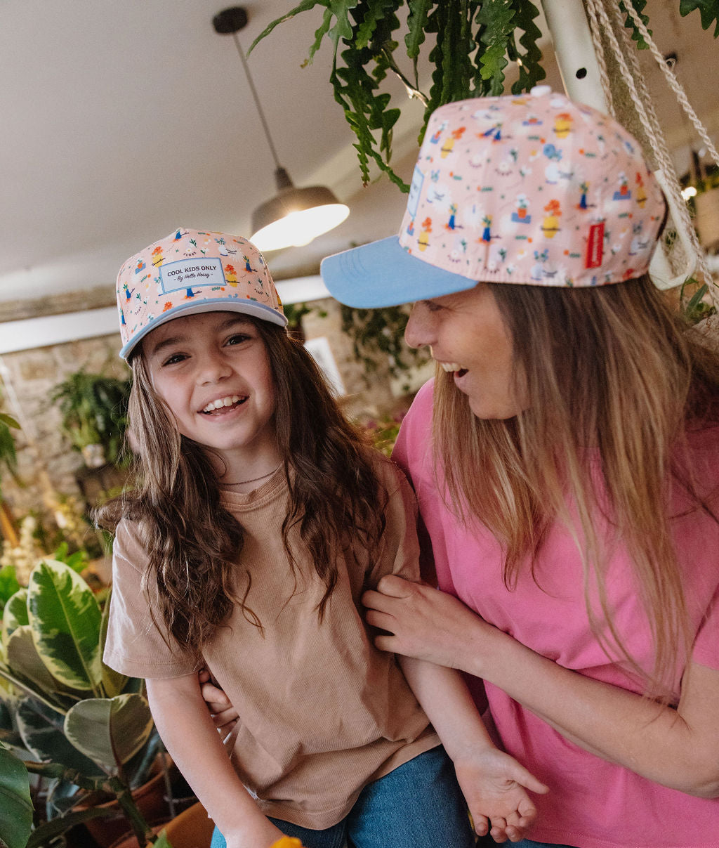 Duo mamma bambino cappellini rosa motivo colorato visiera blu Hello Hossy