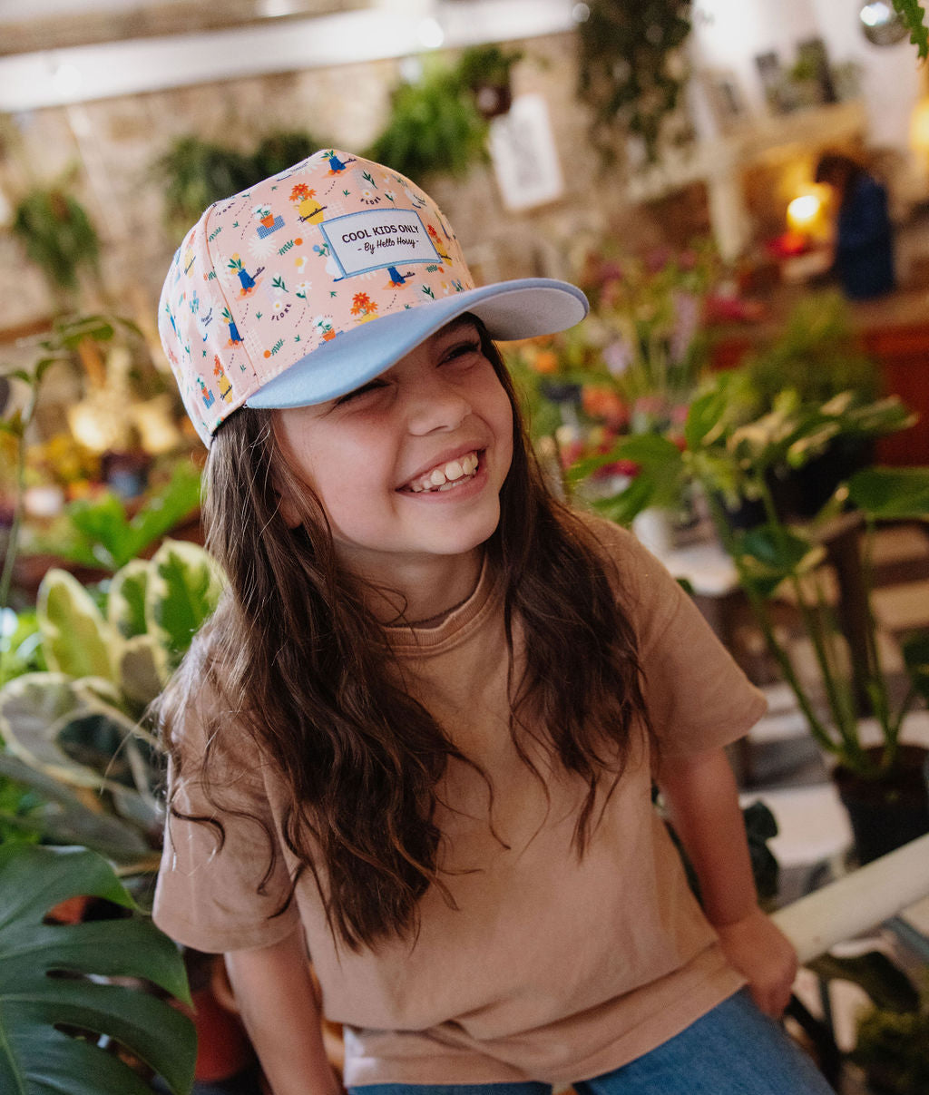 Cappellino da bambino rosa con motivo a fiori, visiera blu, ricamo Hello Hossy