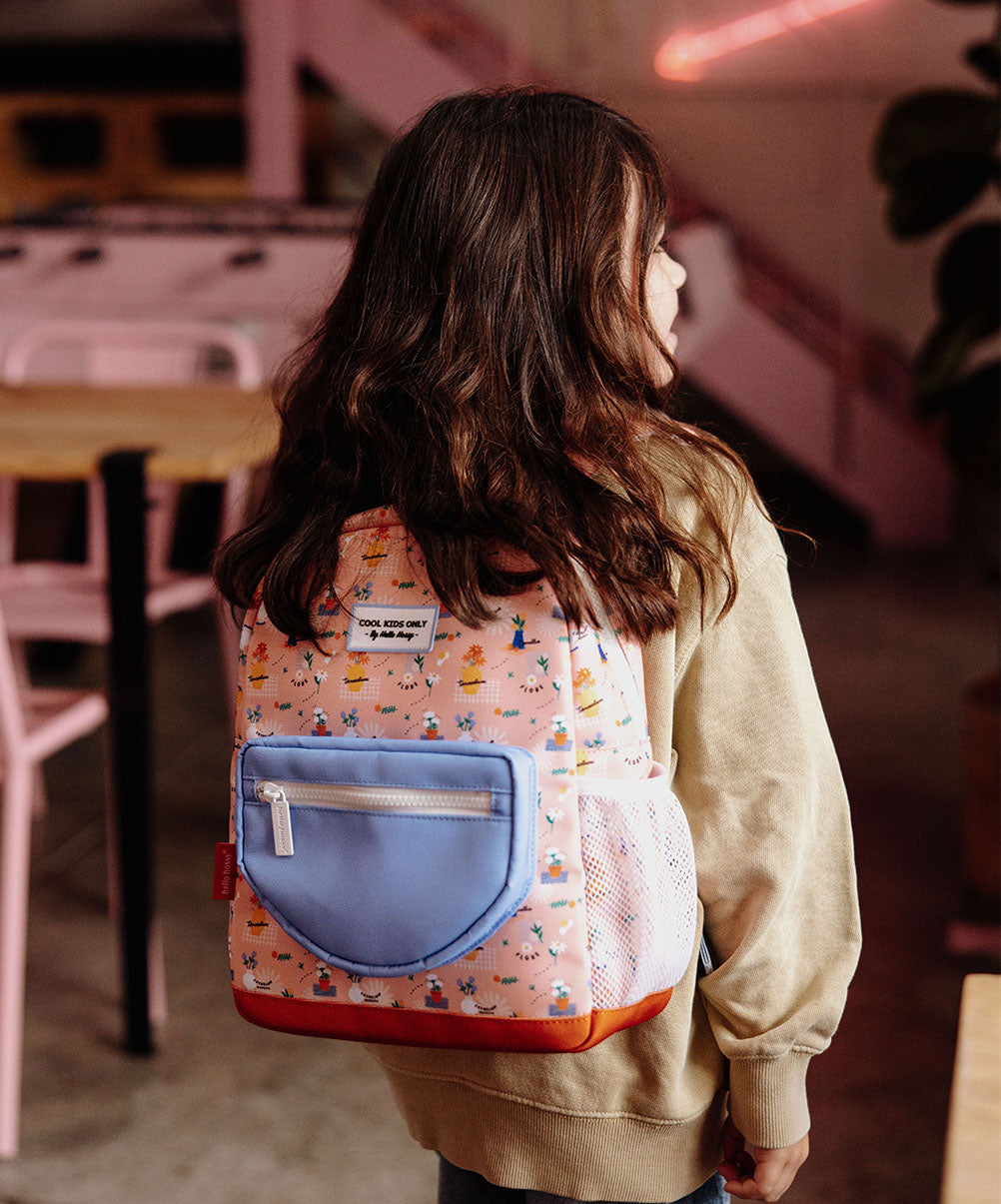 Zaino per bambini rosa stampato a fiori, tasca blu, rete bianca, dettaglio rosso Hello Hossy