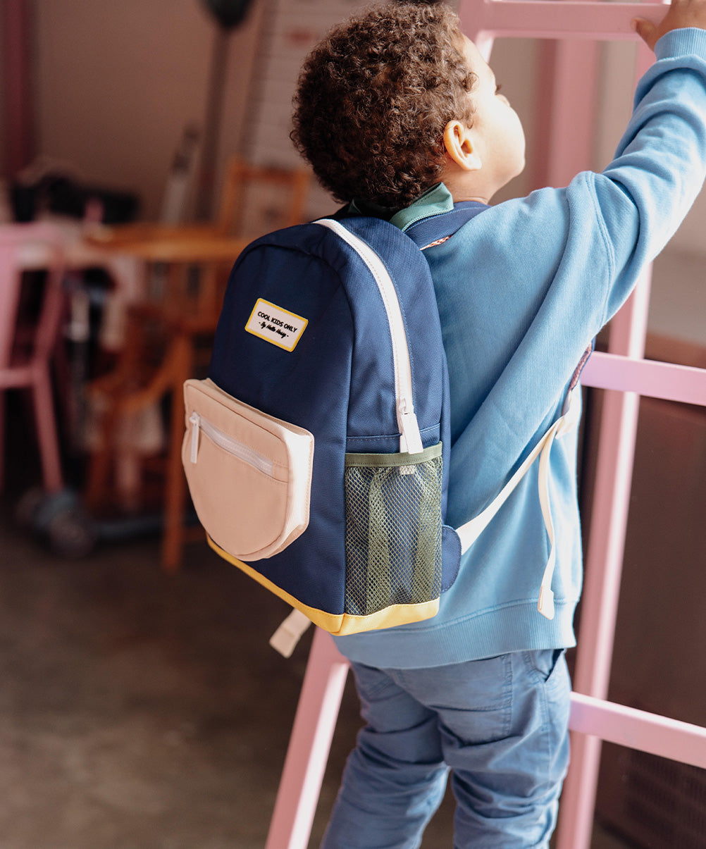 Zaino per bambini blu, tasca beige, rete verde, base gialla, patch Cool Kids Only Hello Hossy