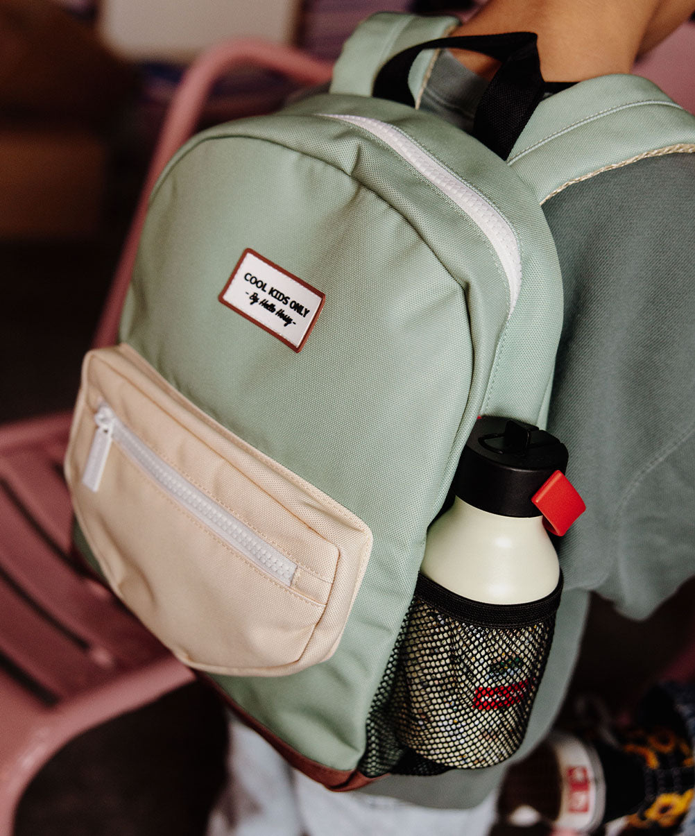 Zaino bambino verde tasca beige rete nera base marrone patch Hello Hossy