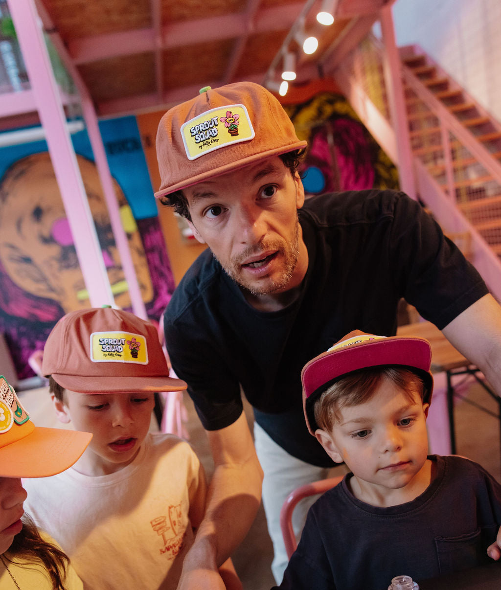 Cappellino bambino marrone patch giallo famiglia Hello Hossy