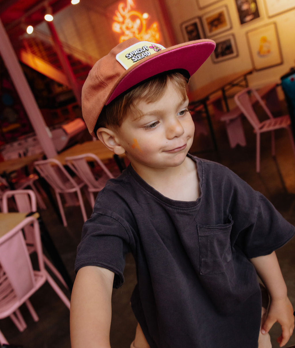Cappellino bambino marrone, visiera piatta, patch Hello Hossy