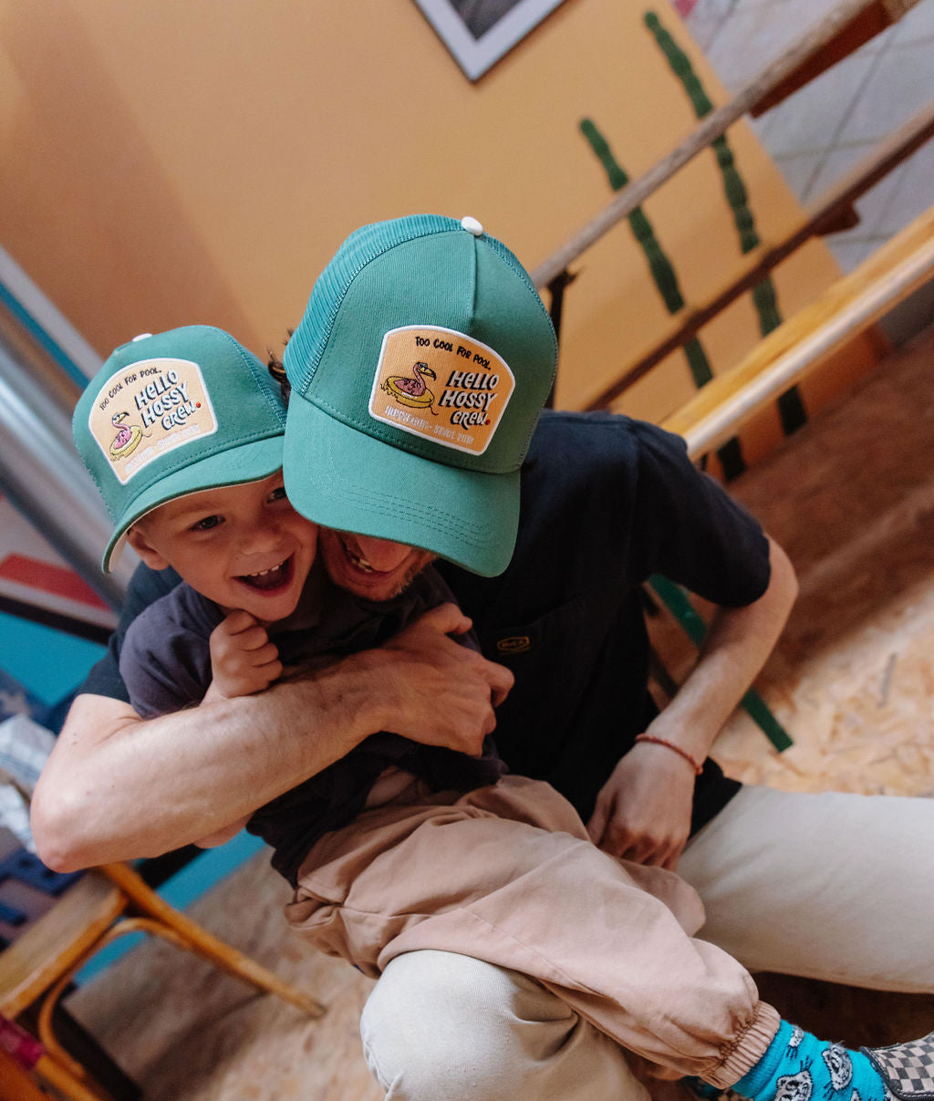 Duo papà-bambino con cappellini verdi patch Hello Hossy