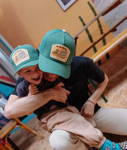 Duo papà-bambino con cappellini verdi patch Hello Hossy