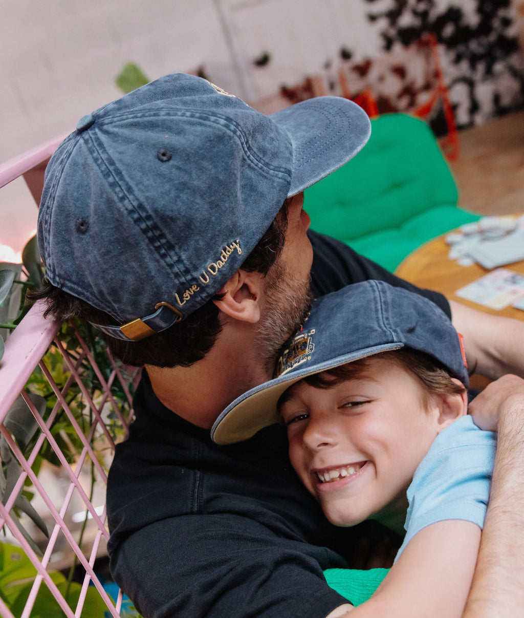 Cappellino bambino blu, dettaglio ricamo famiglia papà-bambino Hello Hossy