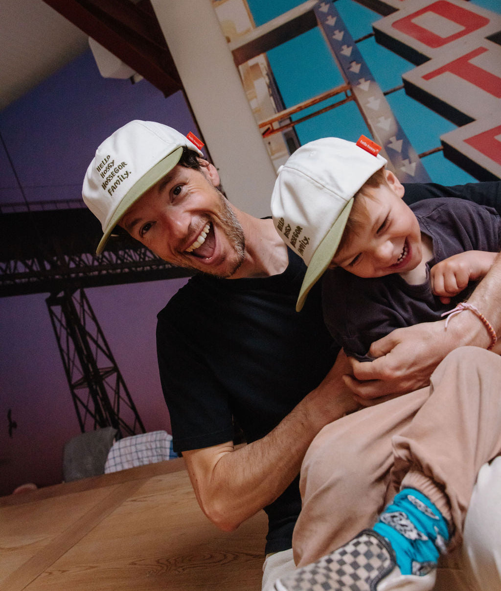 Cappellino bambino bianco con visiera verde e ricamo famiglia Hello Hossy