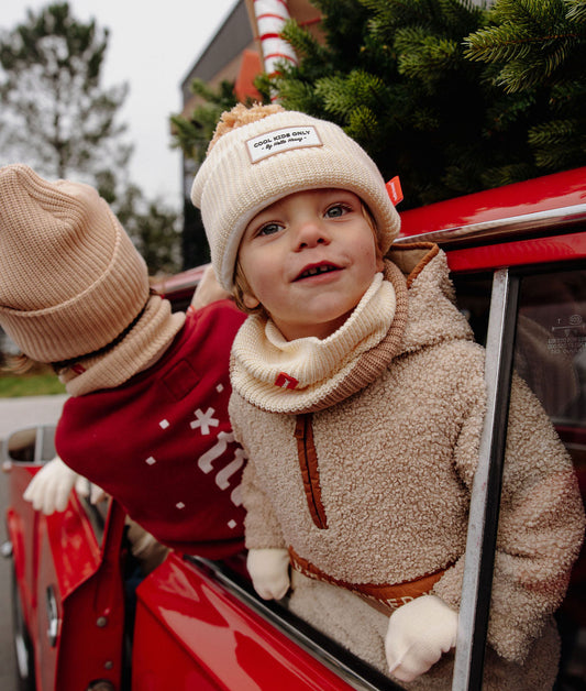 Berretto bambino beige etichetta cucita bordo a coste Hello Hossy
