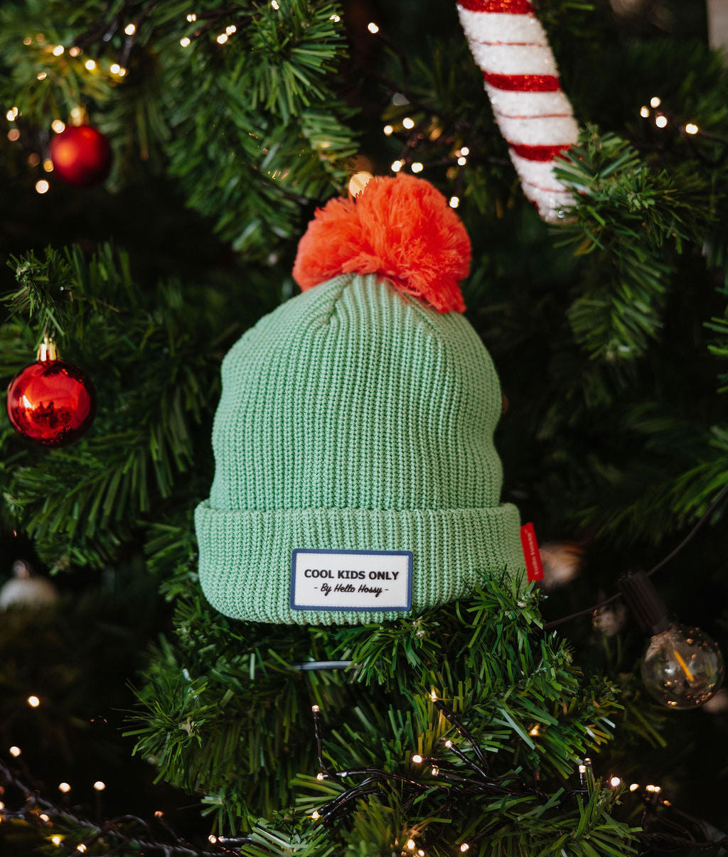 Berretto bambino verde con pompon arancione, etichetta Cool Kids Only Hello Hossy