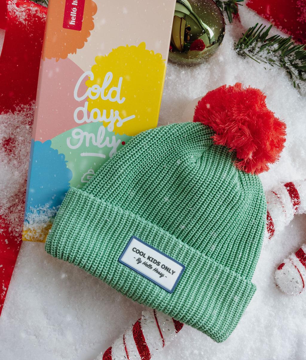 Berretto bambino verde con pompon rosso, etichetta Cool Kids Only Hello Hossy