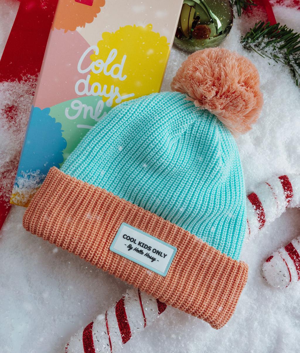 Berretto bambino blu e rosa con pompon rosa etichetta cucita Cool Kids Only Hello Hossy