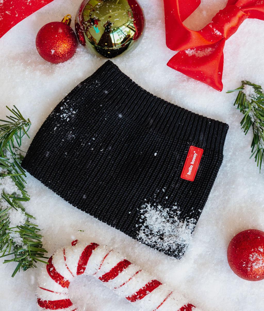 Snood per bambini nero in maglia a coste con etichetta rossa Hello Hossy