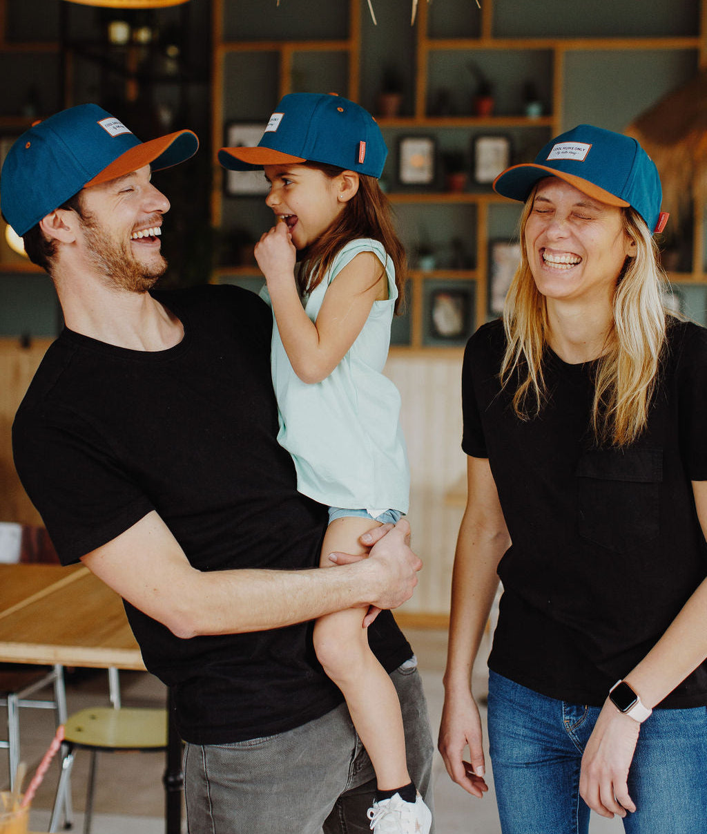 Cappellino blu con visiera curva indossato in famiglia Hello Hossy