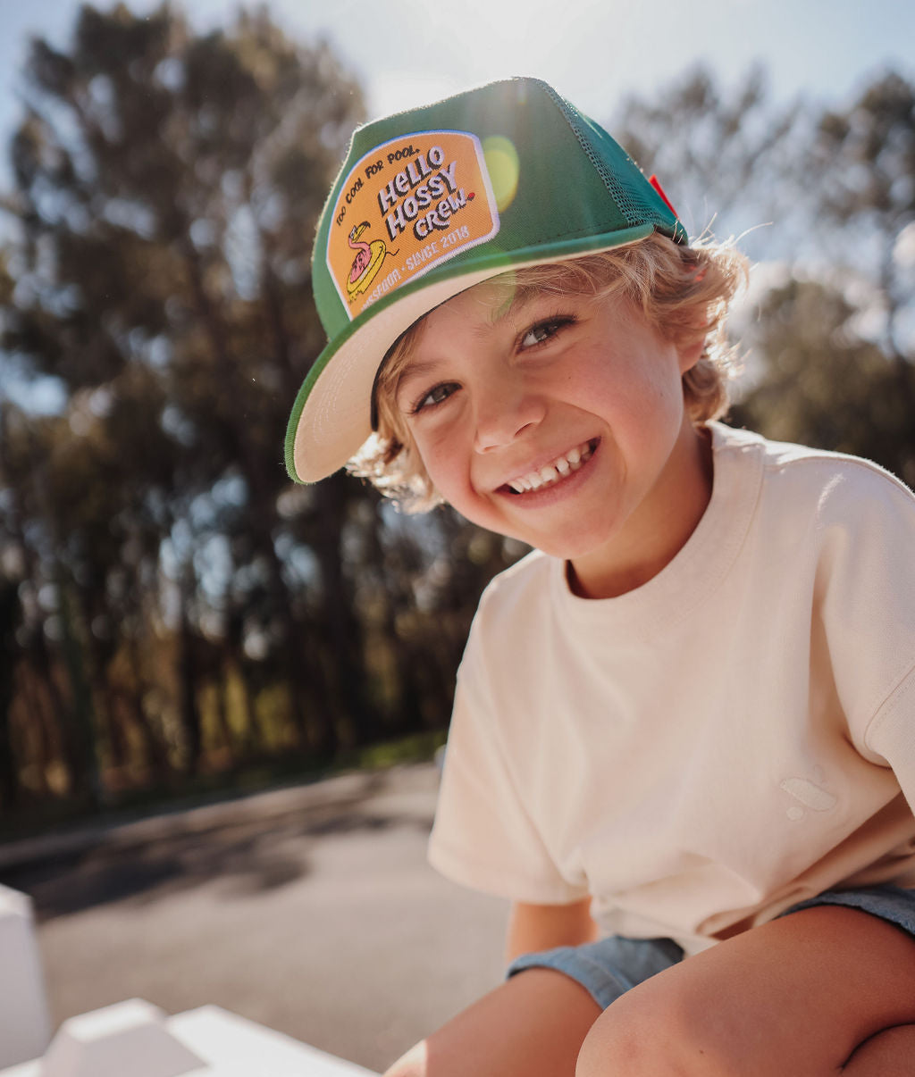 Cappellino bambino verde con visiera curva, patch Hello Hossy indossato da un bambino Hello Hossy