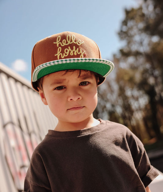 Cappellino bambino marrone visiera piatta verde ricamo Hello Hossy