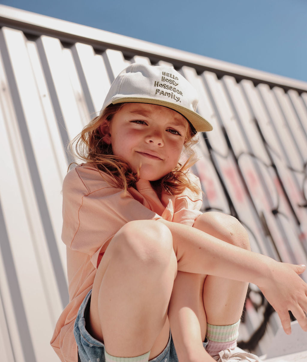 Bambino con cappellino bianco, visiera curva, ricamo Hossegor Family Hello Hossy