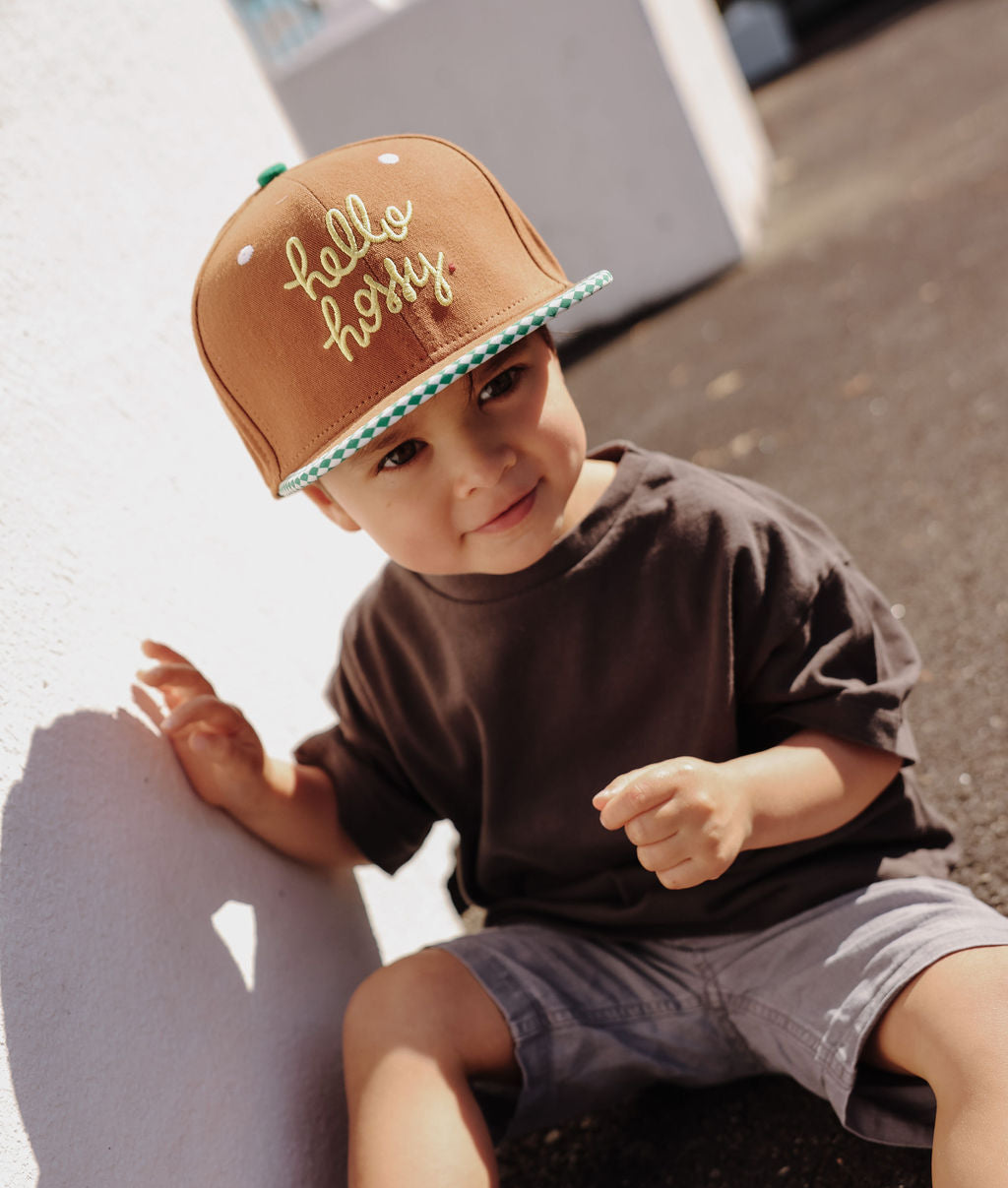 Cappellino bambino marrone visiera piatta bordo verde ricamo Hello Hossy