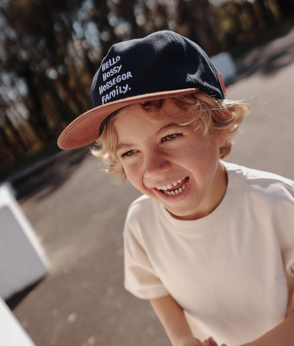 Cappellino bambino blu visiera marrone ricamo Hello Hossy