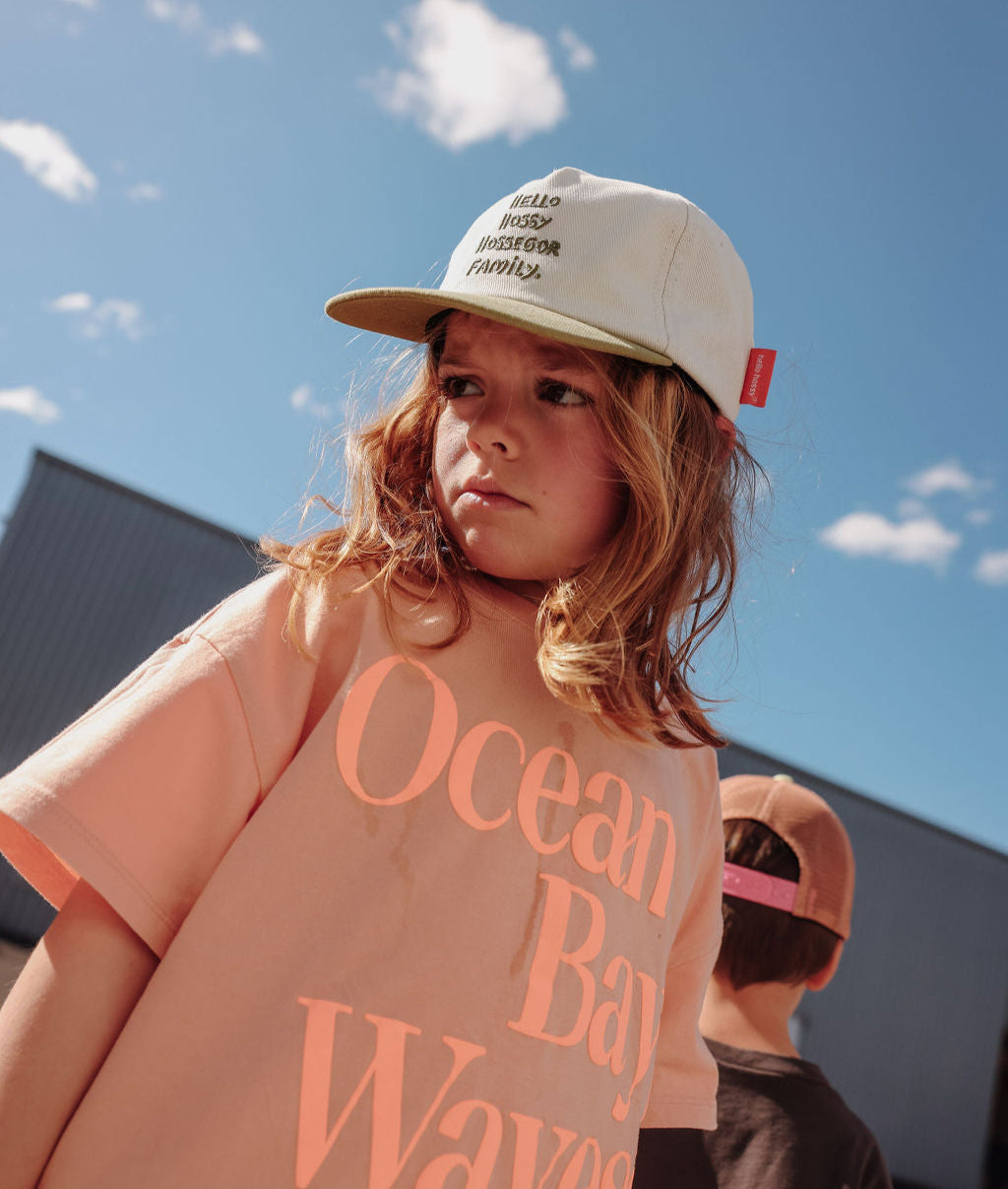 Bambino con cappellino bianco, visiera curva e ricamo testo Hello Hossy