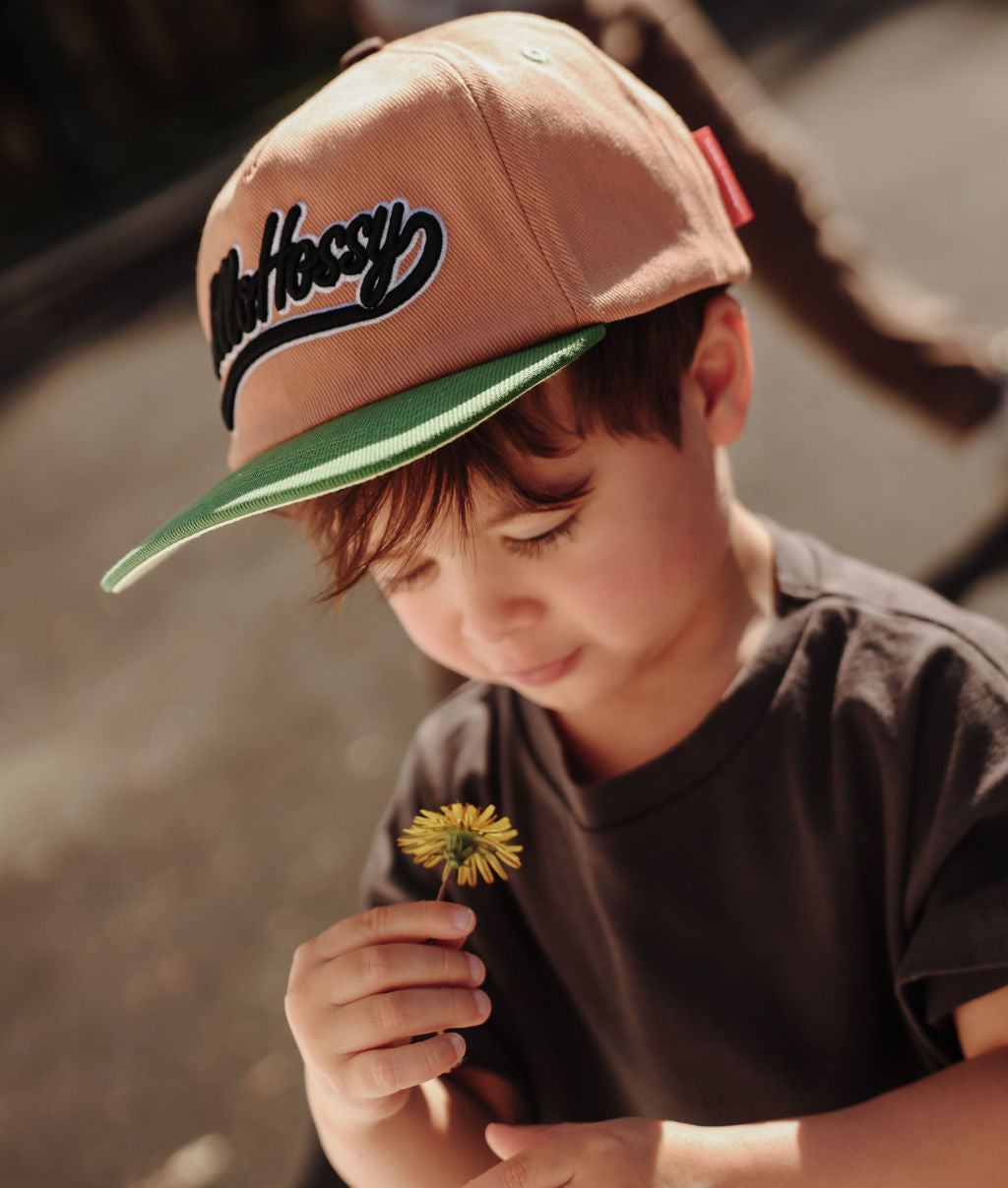 Cappellino da bambino marrone con visiera verde, ricamo Hello Hossy
