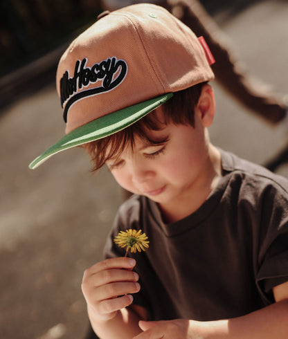 Cappellino da bambino marrone con visiera verde, ricamo Hello Hossy