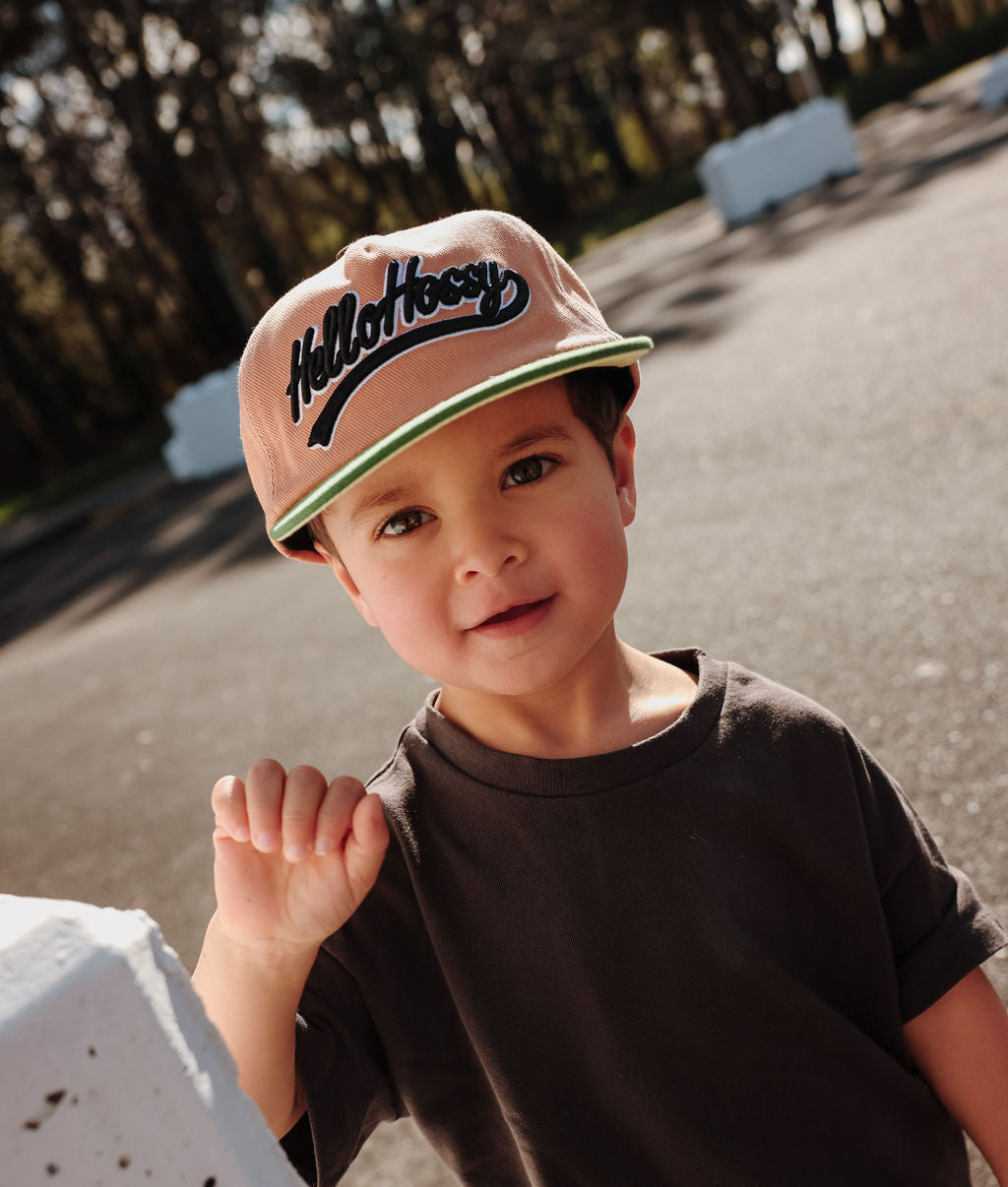 Bambino che indossa cappellino marrone visiera verde ricamo Hello Hossy