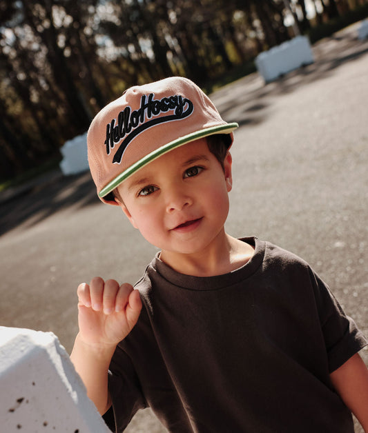 Bambino che indossa cappellino marrone visiera verde ricamo Hello Hossy