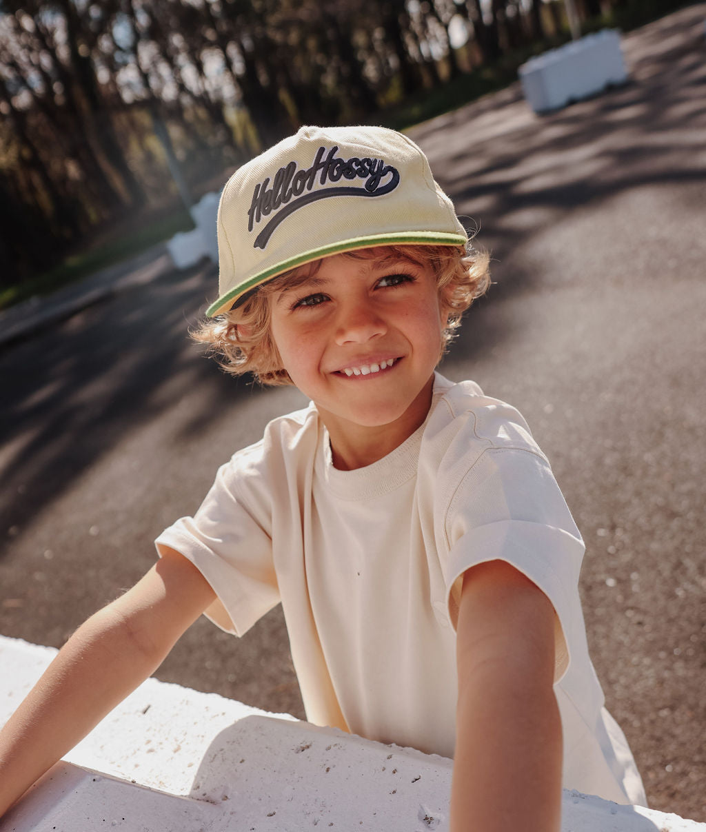 Cappellino bambino bianco con visiera verde e ricamo Hello Hossy