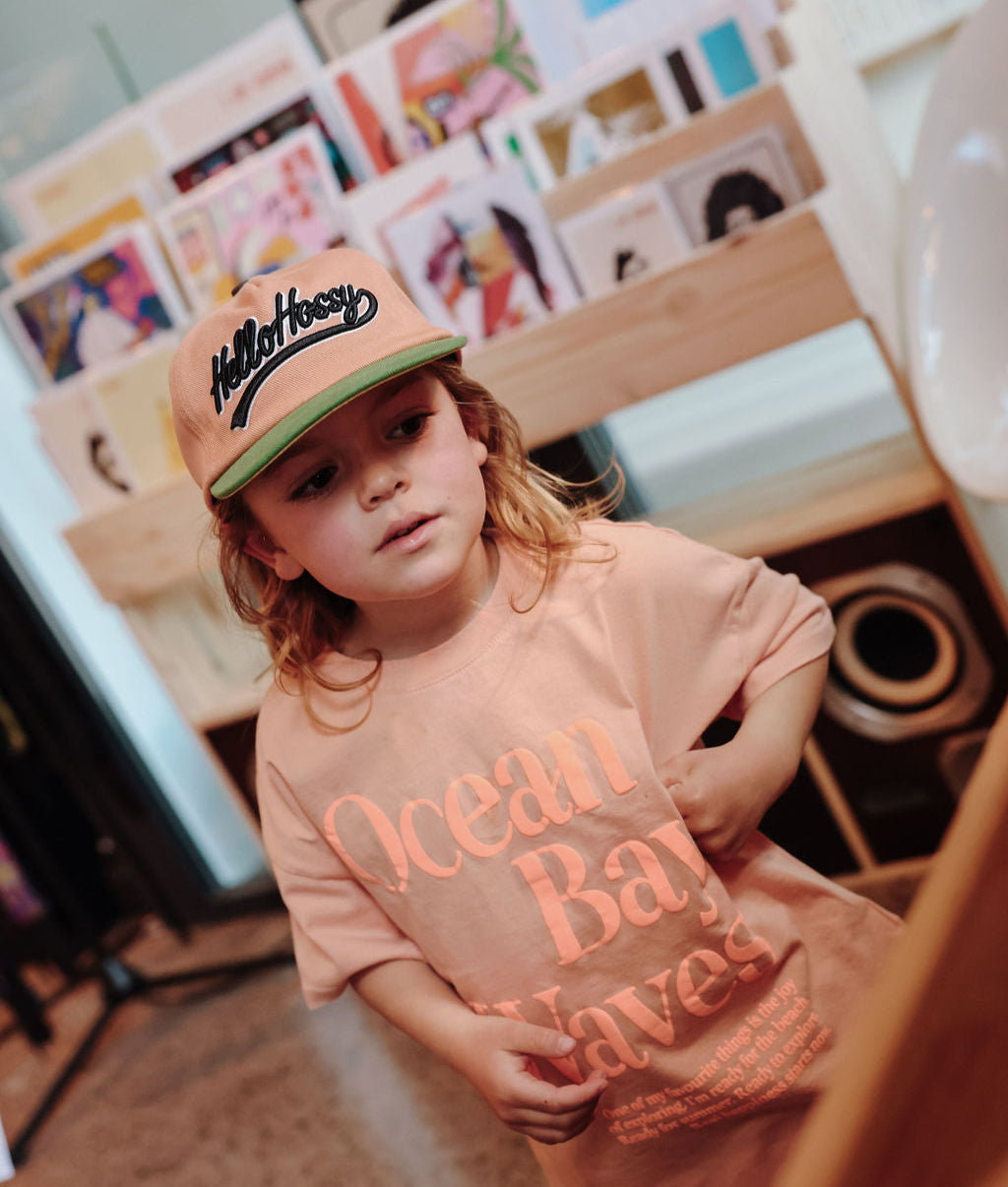 Cappellino da bambino marrone con visiera verde, ricamo Hello Hossy