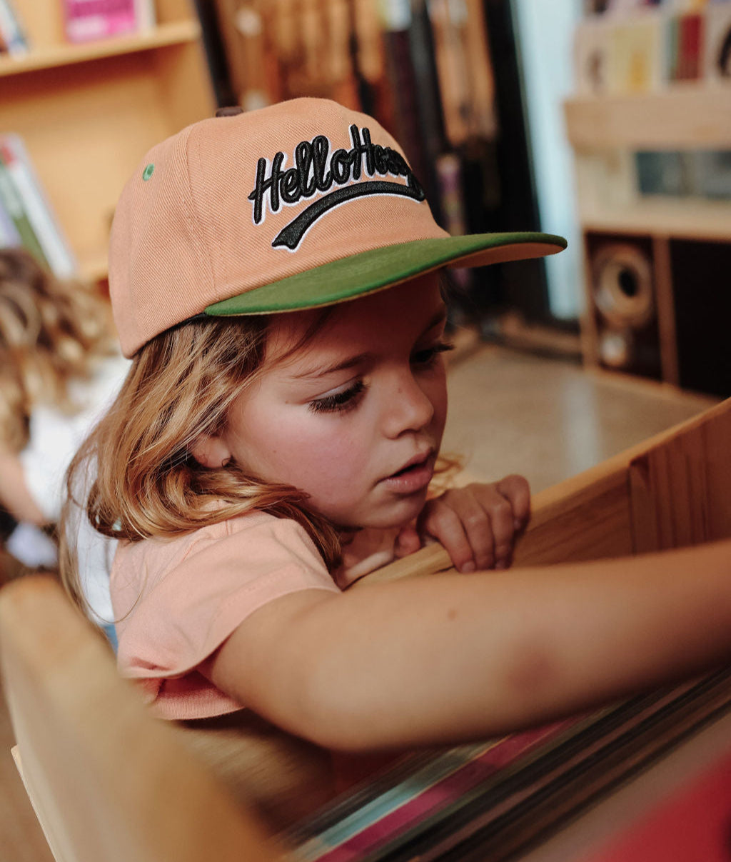Cappellino da bambino marrone con visiera verde, ricamo Hello Hossy