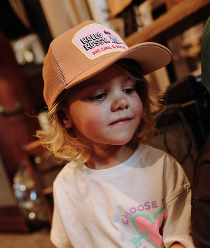 Cappellino bambino marrone, visiera piatta, patch Hello Hossy