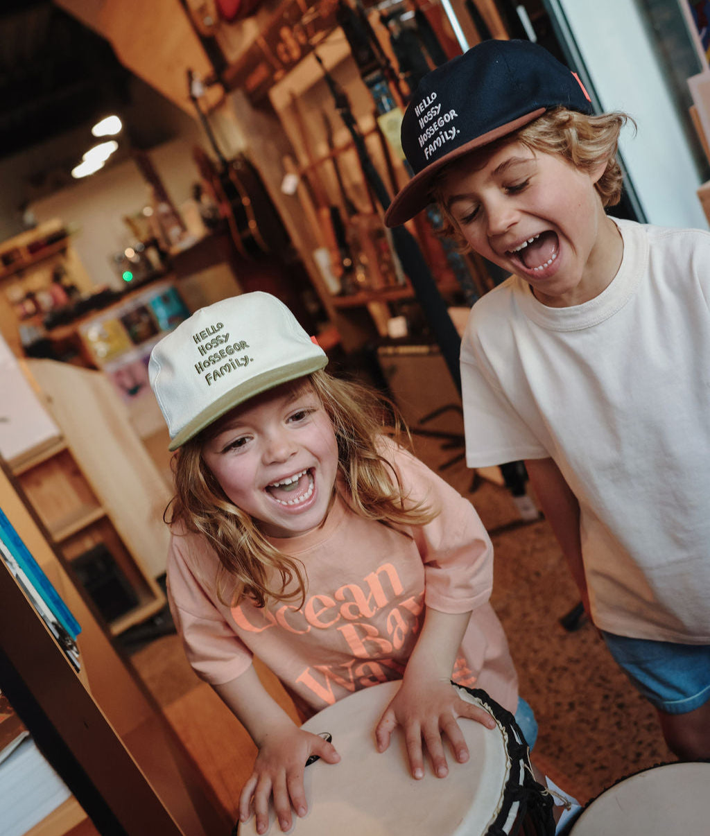 Duo di cappellini per bambini bianchi e verdi, ricamo, visiera curva Hello Hossy