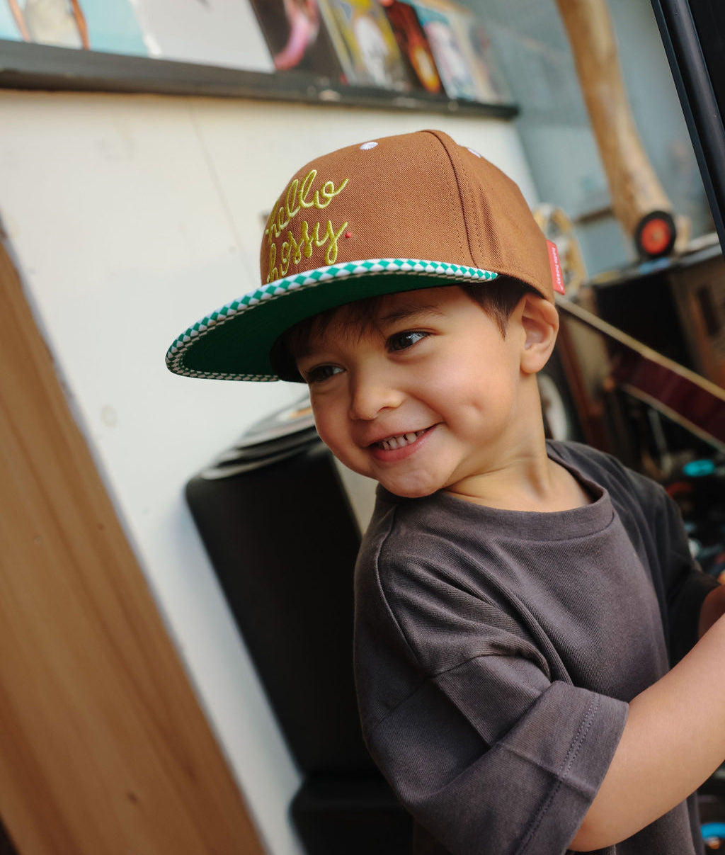 Cappellino bambino marrone visiera piatta motivi verdi ricamo Hello Hossy
