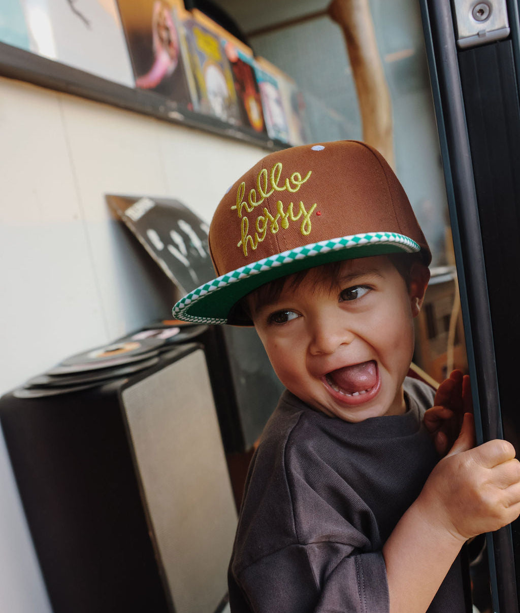Cappellino per bambini marrone con ricamo giallo visiera piatta a scacchi verde Hello Hossy