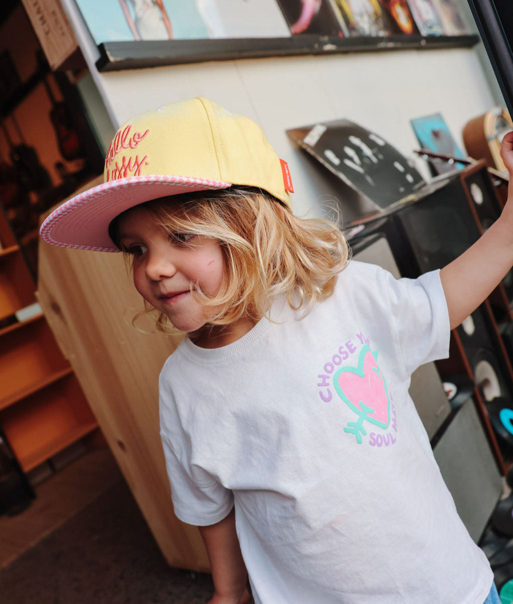 Cappellino per bambini giallo con visiera piatta rosa e ricamo Hello Hossy