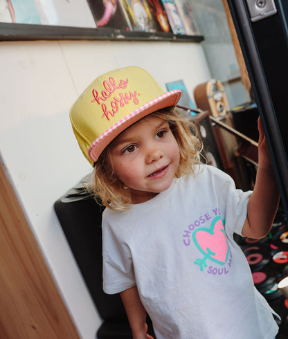 Cappellino bambino giallo e rosa con visiera piatta ricamata Hello Hossy