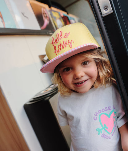 Cappellino per bambini giallo, ricamo rosa, visiera piatta Hello Hossy