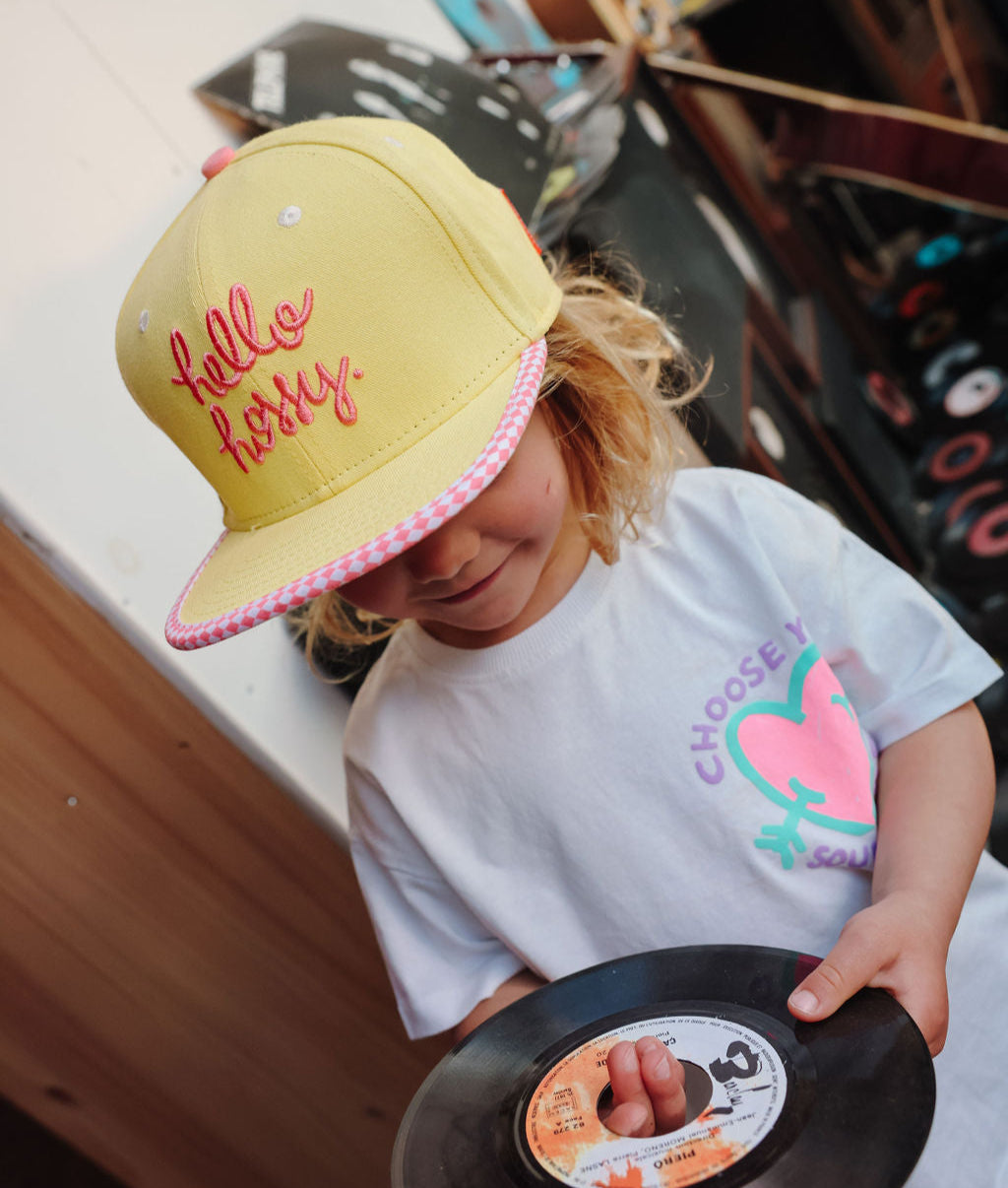 Cappellino bambino giallo ricamo rosa visiera piatta a scacchi Hello Hossy