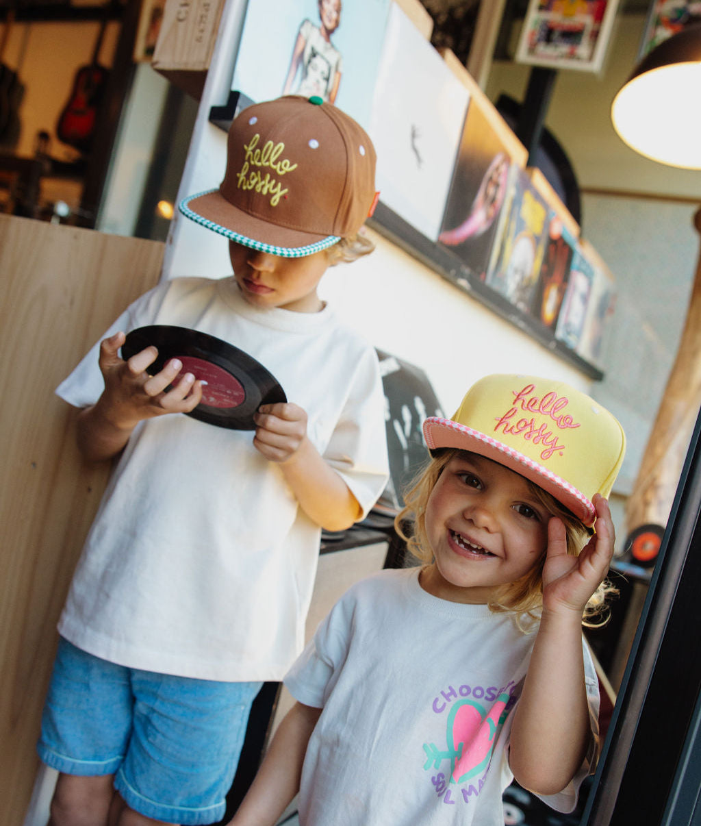 Bambini con cappellini gialli e marroni, ricamo Hello Hossy, visiera piatta Hello Hossy