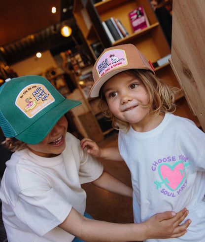 Cappellino bambino marrone con visiera piatta, patch Hello Hossy indossato da un bambino Hello Hossy